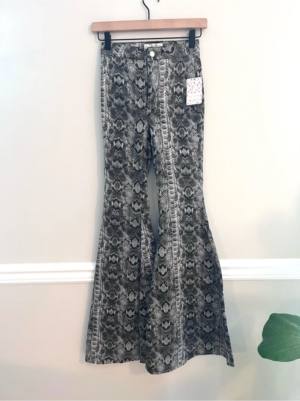 We The Free Women’s Just Float On High Waisted Snakeskin Flare Jeans 24 FP